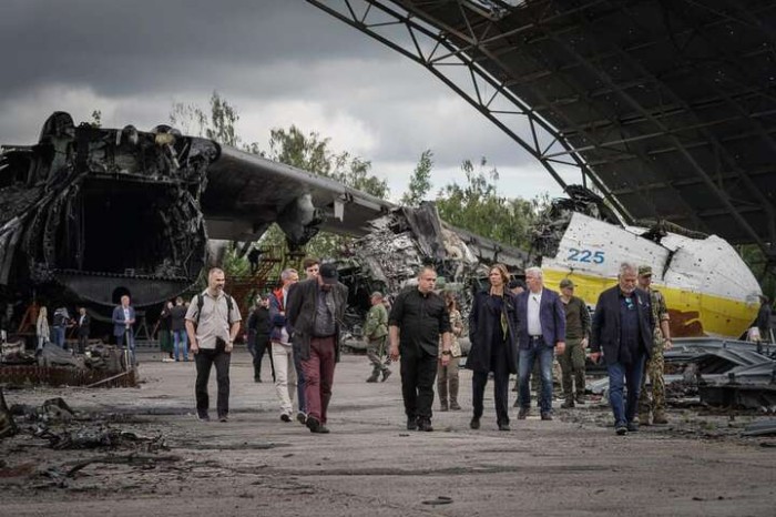 Liderlər ruslar tərəfindən dağıdılmış Qostomel hava limanında - FOTOLAR